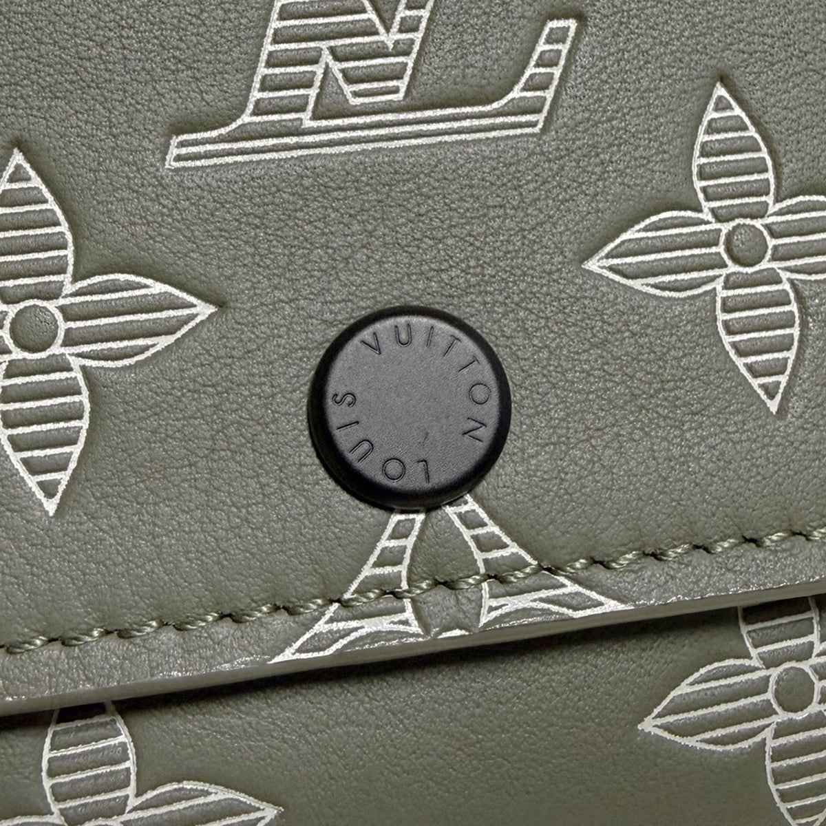 【新品・未使用品】ルイ ヴィトン LOUIS VUITTON ヴィクター ウォレット コンパクト 三つ折り 財布 モノグラム シャドウ コイン カード ケース グリーン M13216 箱