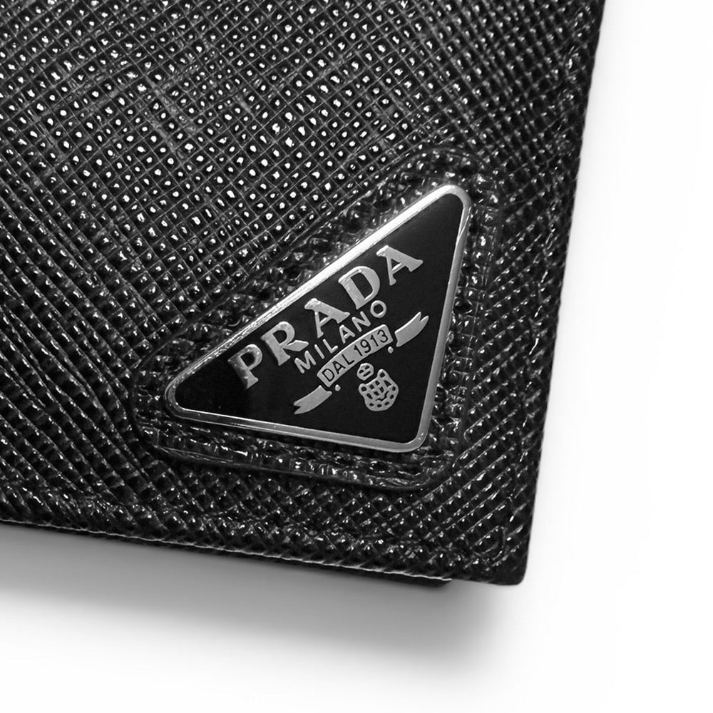 【美品】プラダ PRADA 二つ折り マネークリップ 財布 サフィアーノ レザー ブラック 黒 2MN077 札入れ カードケース メンズ プレート 箱付