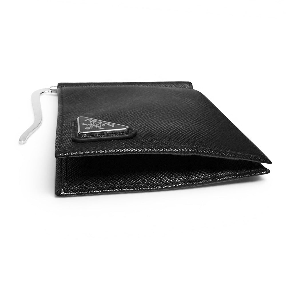 【美品】プラダ PRADA 二つ折り マネークリップ 財布 サフィアーノ レザー ブラック 黒 2MN077 札入れ カードケース メンズ プレート 箱付