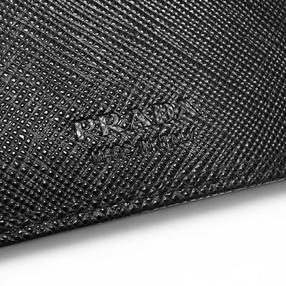 【美品】プラダ PRADA 二つ折り マネークリップ 財布 サフィアーノ レザー ブラック 黒 2MN077 札入れ カードケース メンズ プレート 箱付