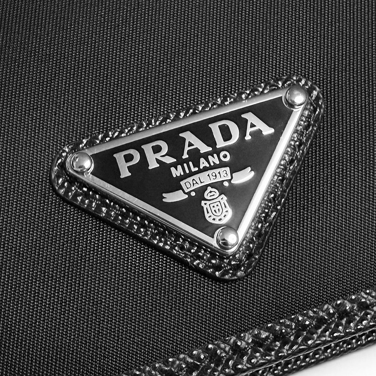 【新品・未使用品】プラダ PRADA 二つ折り 財布 コンパクト ウォレット ナイロン レザー ブラック 黒 三角 ロゴ プレート 1MV204 箱付