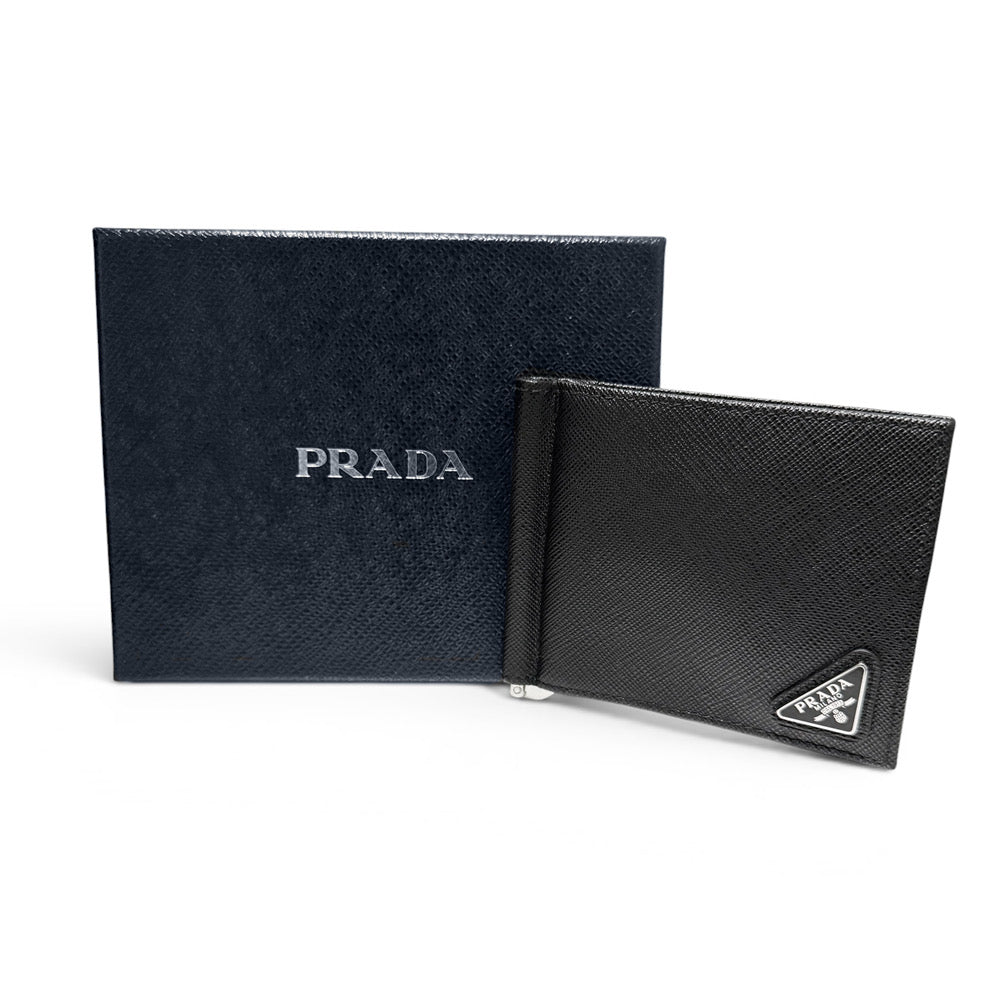【美品】プラダ PRADA 二つ折り マネークリップ 財布 サフィアーノ レザー ブラック 黒 2MN077 札入れ カードケース メンズ プレート 箱付